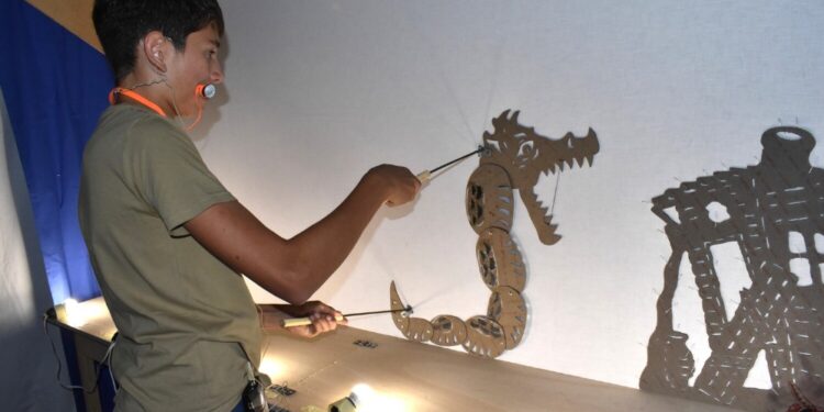 Εντυπωσίασε μικρούς και μεγάλους στην Αιανή, ο 15χρονος Σιατιστινός καραγκιοζοπαίχτης Ηλίας Ώττας. Βίντεο και φωτογραφίες