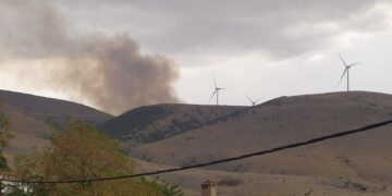 Σιάτιστα: Πυρκαγιά σε εξέλιξη πίσω από τις ανεμογεννήτριες, προς Ξηρολίμνη