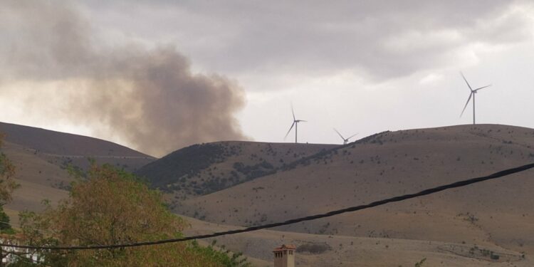 Σιάτιστα: Πυρκαγιά σε εξέλιξη πίσω από τις ανεμογεννήτριες, προς Ξηρολίμνη