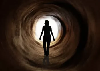 Όνειρα: Τι σημαίνει όταν ονειρευόμαστε ανθρώπους που έχουν “φύγει”