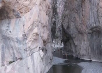 Το φαράγγι της Πορτίτσας και το πέτρινο γεφύρι πόλος έλξης χιλιάδων επισκεπτών