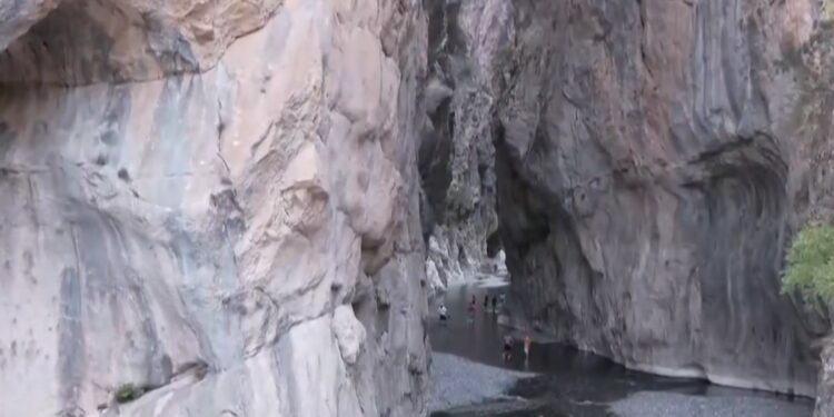 Το φαράγγι της Πορτίτσας και το πέτρινο γεφύρι πόλος έλξης χιλιάδων επισκεπτών