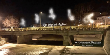 Γρεβενά: Ίπταται φωτισμένος πάνω από τη γέφυρα της Καλαμπάκας ο Μίλτος Τεντόγλου