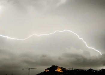 Πού θα «χτυπήσει» η κακοκαιρία – «Καμπανάκι» από την ΕΜΥ για ισχυρές καταιγίδες, χαλαζοπτώσεις και κεραυνούς