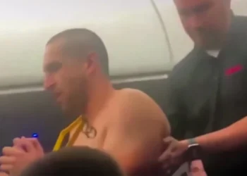 Επιβάτης πτήσης υπό την επήρεια ναρκωτικών ήθελε να κάνει σεξ με την αεροσυνοδό και προσπαθούσε να ανοίξει την πόρτα του αεροπλάνου. Βίντεο