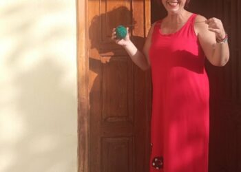 ΔΥΟ ΛΟΓΙΑ ΓΙΑ ΤΗΝ ΚΑΤΕΡΙΝΑ ΚΑΤΣΙΑΝΑ σα λουλούδια αφημένα στα χέρια της