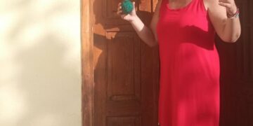 ΔΥΟ ΛΟΓΙΑ ΓΙΑ ΤΗΝ ΚΑΤΕΡΙΝΑ ΚΑΤΣΙΑΝΑ σα λουλούδια αφημένα στα χέρια της