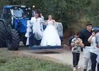 Χορηγός Βοϊου: Η νύφη πήγε στην εκκλησία επάνω σε…πλατφόρμα τρακτέρ και με ήχους χάλκινων στο γάμο του προέδρου του χωριού. Βίντεο