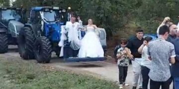 Χορηγός Βοϊου: Η νύφη πήγε στην εκκλησία επάνω σε…πλατφόρμα τρακτέρ και με ήχους χάλκινων στο γάμο του προέδρου του χωριού. Βίντεο
