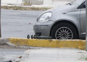 Σφίγγει ο κλοιός γύρω από τους δύο άνδρες που πέταξαν το τσαντάκι με τις χειροβομβίδες στο Κερατσίνι – Τι εξετάζει η Αστυνομία