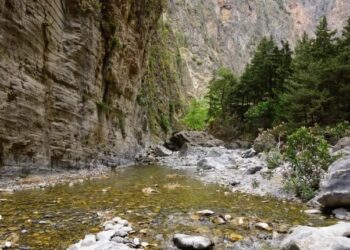 Σκοτώθηκε τουρίστρια στο φαράγγι της Σαμαριάς – Δεκάδες άλλοι εγκλωβισμένοι από κατολίσθηση