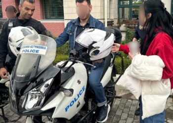 Στο πλαίσιο δράσεων του Κέντρου Διημέρευσης – Ημερήσιας Φροντίδας Ατόμων με Αναπηρία Κοζάνης «Σύμπλευση» πραγματοποιήθηκε επίσκεψη των ωφελούμενων  για το επάγγελμα του αστυνομικού  στο Αστυνομικό Μέγαρο Κοζάνης