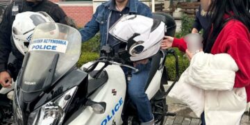 Στο πλαίσιο δράσεων του Κέντρου Διημέρευσης – Ημερήσιας Φροντίδας Ατόμων με Αναπηρία Κοζάνης «Σύμπλευση» πραγματοποιήθηκε επίσκεψη των ωφελούμενων  για το επάγγελμα του αστυνομικού  στο Αστυνομικό Μέγαρο Κοζάνης
