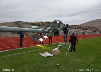 Σιάτιστα: Συντήρηση στους προβολείς του γηπέδου.  Φωτογραφίες