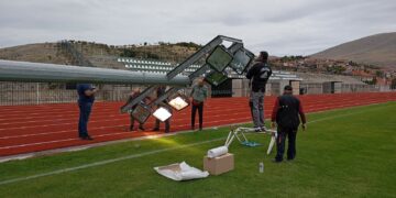 Σιάτιστα: Συντήρηση στους προβολείς του γηπέδου.  Φωτογραφίες