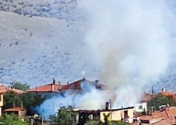 Σιάτιστα: Κάηκε ολοσχερώς το σπίτι του τέως Δημάρχου Κώστα Κοσμίδη. Βίντεο και φωτογραφίες