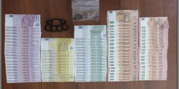 Γρεβενά: Είχε πάνω από 15.000 σε πλαστά χαρτονομίσματα, ναρκωτικά και σιδερογροθιά
