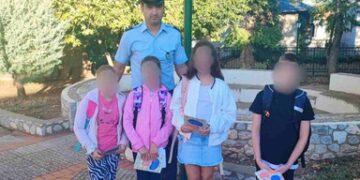 Ενημερωτικά φυλλάδια τροχαίας και σχολικά προγράμματα με σελιδοδείκτες διανεμήθηκαν σήμερα από αστυνομικούς Υπηρεσιών της Γενικής Περιφερειακής Αστυνομικής Διεύθυνσης Δυτικής Μακεδονίας σε μαθητές Δημοτικών Σχολείων και γονείς