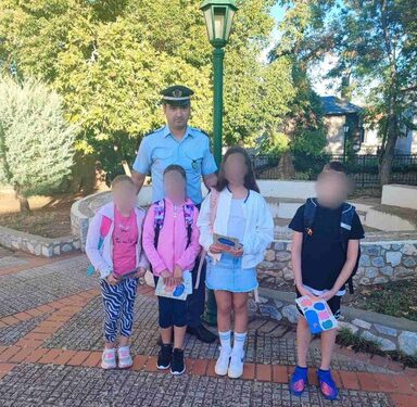 Ενημερωτικά φυλλάδια τροχαίας και σχολικά προγράμματα με σελιδοδείκτες διανεμήθηκαν σήμερα από αστυνομικούς Υπηρεσιών της Γενικής Περιφερειακής Αστυνομικής Διεύθυνσης Δυτικής Μακεδονίας σε μαθητές Δημοτικών Σχολείων και γονείς