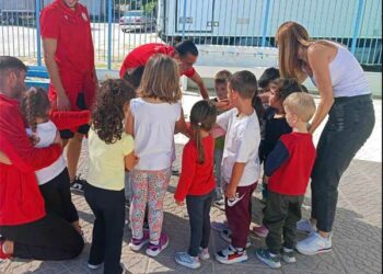 Παίκτες της Κοζάνης επισκέφτηκαν το 9ο νηπιαγωγείο και μοίρασαν χαμόγελα και μπάλες στα παιδιά