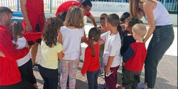 Παίκτες της Κοζάνης επισκέφτηκαν το 9ο νηπιαγωγείο και μοίρασαν χαμόγελα και μπάλες στα παιδιά
