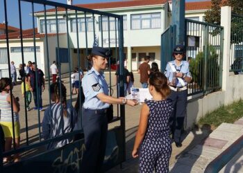 Διανομή ενημερωτικών φυλλαδίων με συμβουλές οδικής ασφάλειας και κυκλοφοριακής αγωγής σε Δημοτικά Σχολεία της Δυτικής Μακεδονίας από ένστολο προσωπικό της Τροχαίας