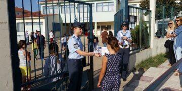 Διανομή ενημερωτικών φυλλαδίων με συμβουλές οδικής ασφάλειας και κυκλοφοριακής αγωγής σε Δημοτικά Σχολεία της Δυτικής Μακεδονίας από ένστολο προσωπικό της Τροχαίας