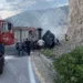 Θανατηφόρο τροχαίο στην εθνική Λάρισας – Κοζάνης: Νταλίκα έπεσε σε βράχο και τυλίχτηκε στις φλόγες