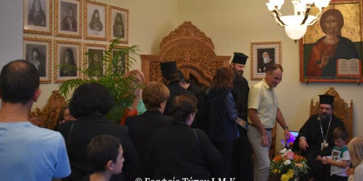 Ὁ κλῆρος καὶ ὁ λαός της Καστοριᾶς εὐχήθηκαν στὸν Ποιμενάρχη τους