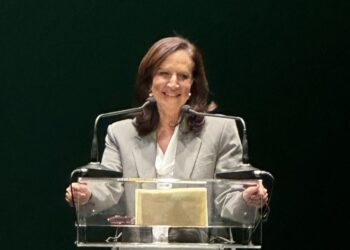 Η υποψήφια πρόεδρος του ΠΑΣΟΚ Άννα Διαμαντοπούλου στη γεμάτη κόσμο αίθουσα Τέχνης – Συγκινημένη στην αρχή της ομιλίας – Βίντεο