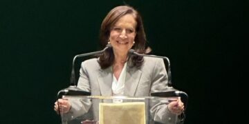 Η υποψήφια πρόεδρος του ΠΑΣΟΚ Άννα Διαμαντοπούλου στη γεμάτη κόσμο αίθουσα Τέχνης – Συγκινημένη στην αρχή της ομιλίας – Βίντεο