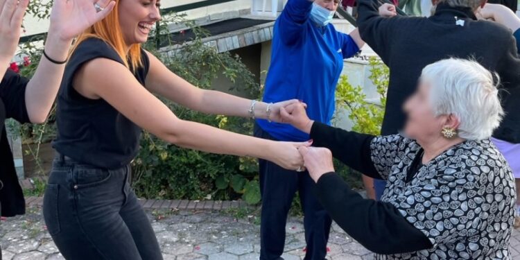 Ανεκτίμητες Στιγμές από την Επίσκεψη Κ.Δ.-Η.Φ. ΑμεΑ “Σύμπλευση” Κοζάνης στο Γηροκομείο! Φωτογραφίες