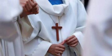 Σκάνδαλο στην Καθολική Εκκλησία της Ελλάδος: Ιερείς υπεξαίρεσαν 3 εκατ. και έκαναν ξέπλυμα σε νυχτερινά κέντρα