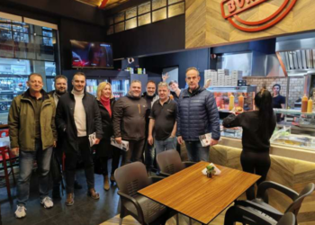 Επισκέψεις σε καταστήματα εστίασης και επιχειρήσεις του Τμήματος Υπηρεσιών στην Κοζάνη από τον επικεφαλής Γιάννη Μητλιάγκα και υποψηφίους του συνδυασμού «Ανάπτυξης Επιμελητήριο»