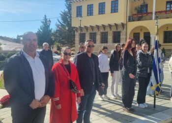 Σιάτιστα: Η κατάθεση στεφάνων από τα σχολεία.  Βίντεο και φωτογραφίες