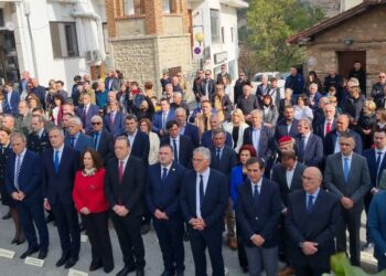 Σιάτιστα: Η επιμνημόσυνη δέηση και κατάθεση στεφάνων στο Μνημείο Ηρώων. Βίντεο και φωτογραφίες