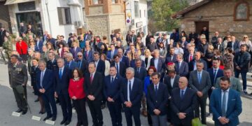 Σιάτιστα: Η επιμνημόσυνη δέηση και κατάθεση στεφάνων στο Μνημείο Ηρώων.  Βίντεο και φωτογραφίες