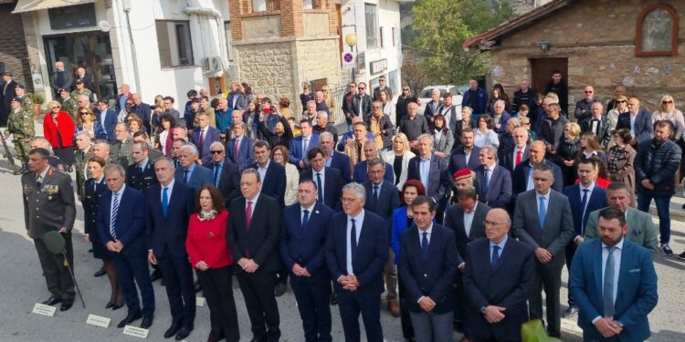 Σιάτιστα: Η επιμνημόσυνη δέηση και κατάθεση στεφάνων στο Μνημείο Ηρώων.  Βίντεο και φωτογραφίες