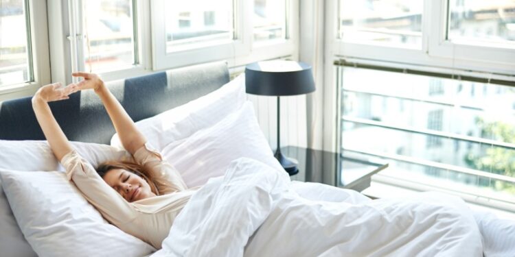 Η πρώτη κίνηση που πρέπει να κάνετε μόλις ξυπνήσετε – Τα οφέλη της σε μνήμη και διάθεση