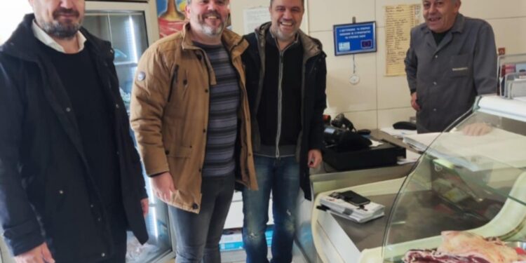 Επισκέψεις σε καταστήματα και επιχειρήσεις σε Αιανή και Λευκοπηγή από τον επικεφαλής Γιάννη Μητλιάγκα και υποψηφίους του συνδυασμού «Ανάπτυξης Επιμελητήριο»