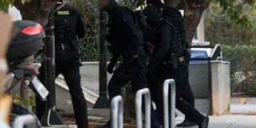 «Τι έκανε, τι έκανε»: Ο 31χρονος συλληφθείς βγήκε τρέχοντας μετά την έκρηξη στους Αμπελόκηπους – Βαριές διώξεις για 3 άτομα