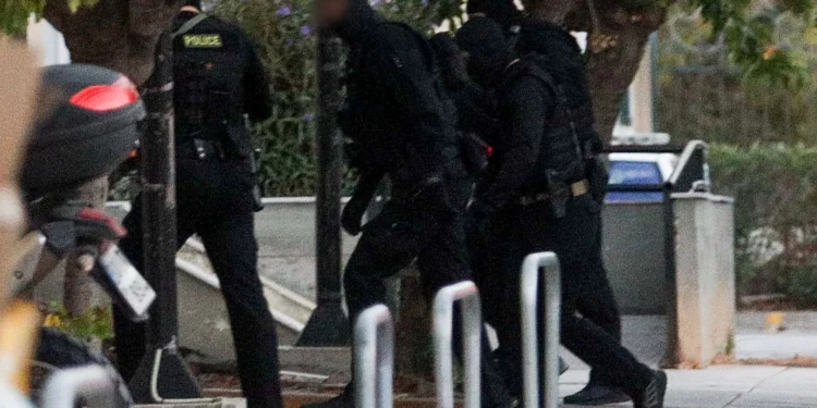 «Τι έκανε, τι έκανε»: Ο 31χρονος συλληφθείς βγήκε τρέχοντας μετά την έκρηξη στους Αμπελόκηπους – Βαριές διώξεις για 3 άτομα