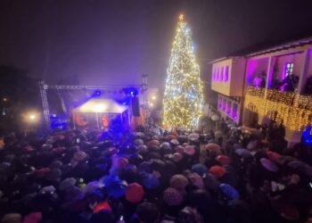 Σιάτιστα: Με βροχή η φωταγώγηση του Χριστουγεννιάτικου Δέντρου και η συναυλία!! Βίντεο