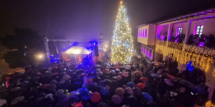Σιάτιστα: Με βροχή η φωταγώγηση του Χριστουγεννιάτικου Δέντρου και η συναυλία!! Βίντεο