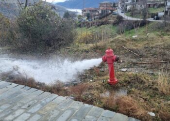 Σιάτιστα: Τρέχει το νερό από τους πυροσβεστικούς κρουνούς. Δείτε γιατι. Βίντεο