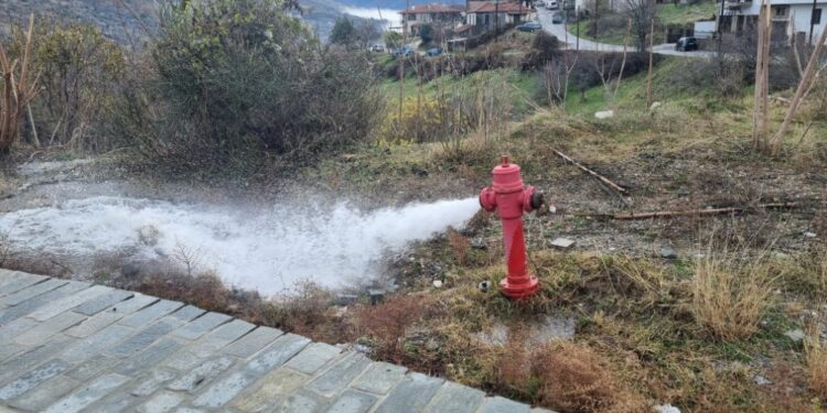 Σιάτιστα: Τρέχει το νερό από τους πυροσβεστικούς κρουνούς. Δείτε γιατι. Βίντεο