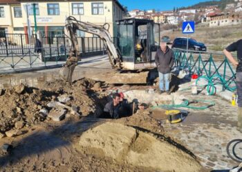 Σιάτιστα: Βλάβη στο δίκτυο ύδρευσης. Ξηλωθηκε μέρος από τον νέο πλακόστρωτο κόμβο.  Φώτο
