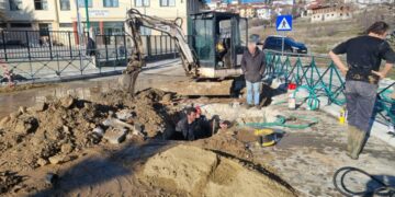 Σιάτιστα: Βλάβη στο δίκτυο ύδρευσης. Ξηλωθηκε μέρος από τον νέο πλακόστρωτο κόμβο.  Φώτο