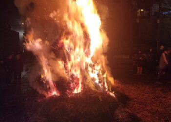 Κλαδαριές: Το έθιμο που δεν το σταματάει ούτε η βροχή.  Βίντεο