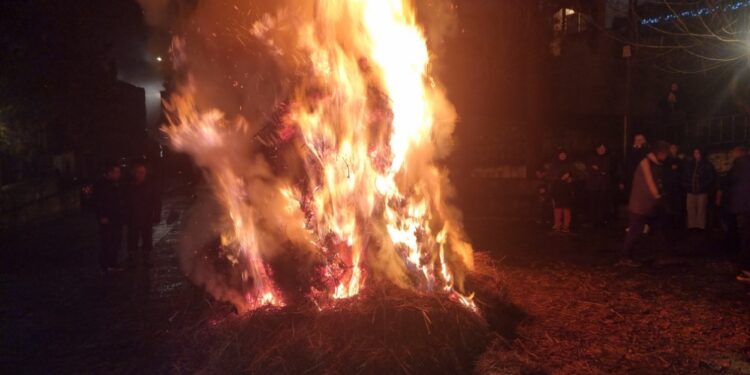 Κλαδαριές: Το έθιμο που δεν το σταματάει ούτε η βροχή.  Βίντεο